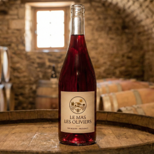 Savourez le caractère de notre vin rouge, gorgé de soleil et d'épices. Une cuvée authentique produite et vendue au Mas Les Oliviers à Callas (83830).
